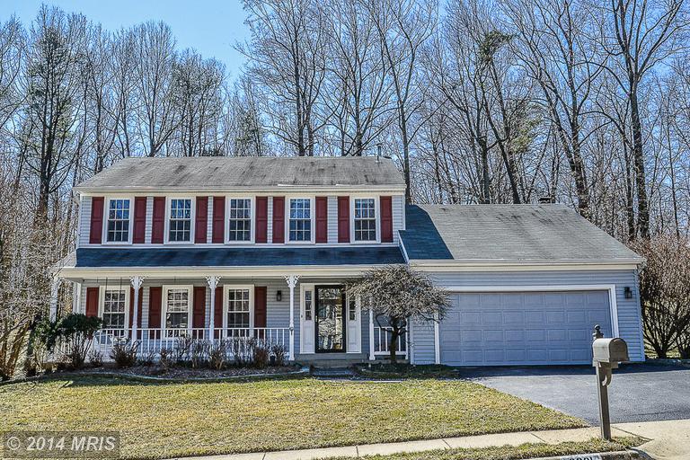 A single family homes at 8621 Groveland Dr Springfield VA 22153