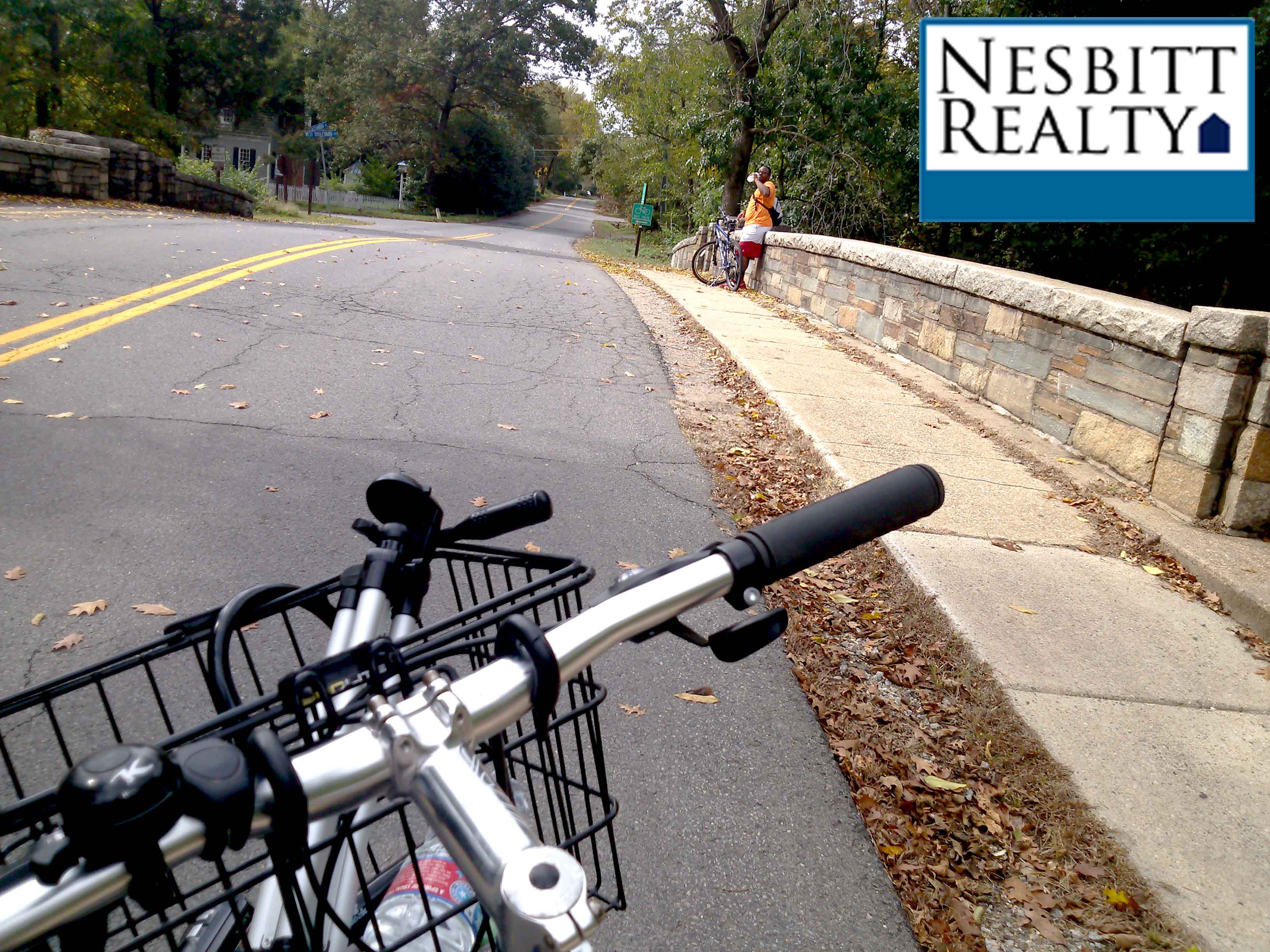 Alexandria Avenue bridges the Mount Vernon Trail