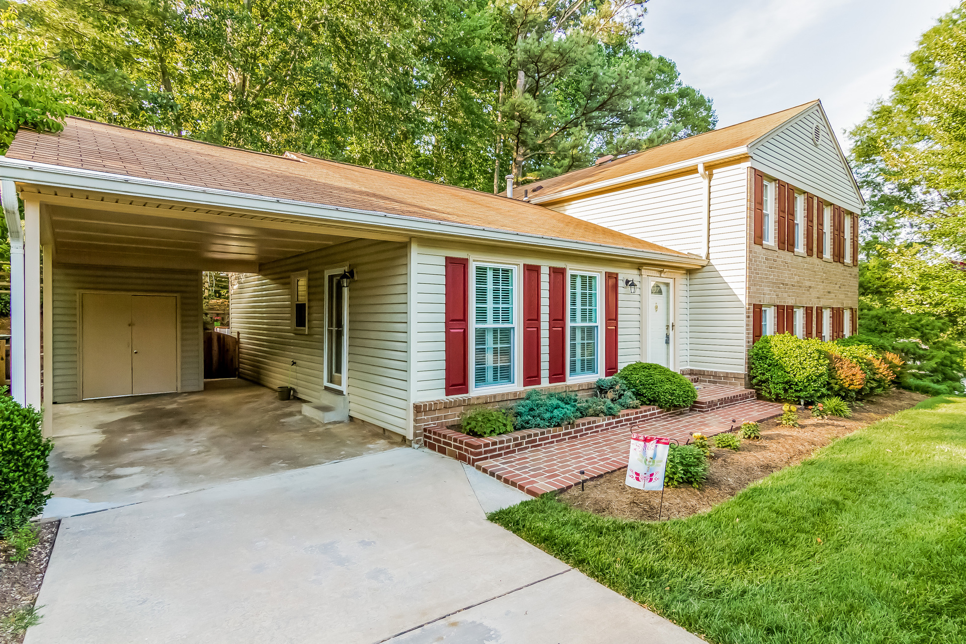 044-Front_View-1736465-medium